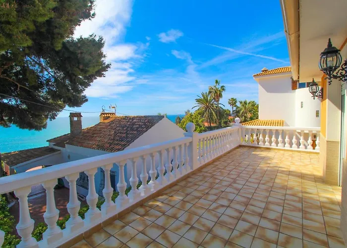 Beachside Villa: Mediterranean Retreat Near Alicante